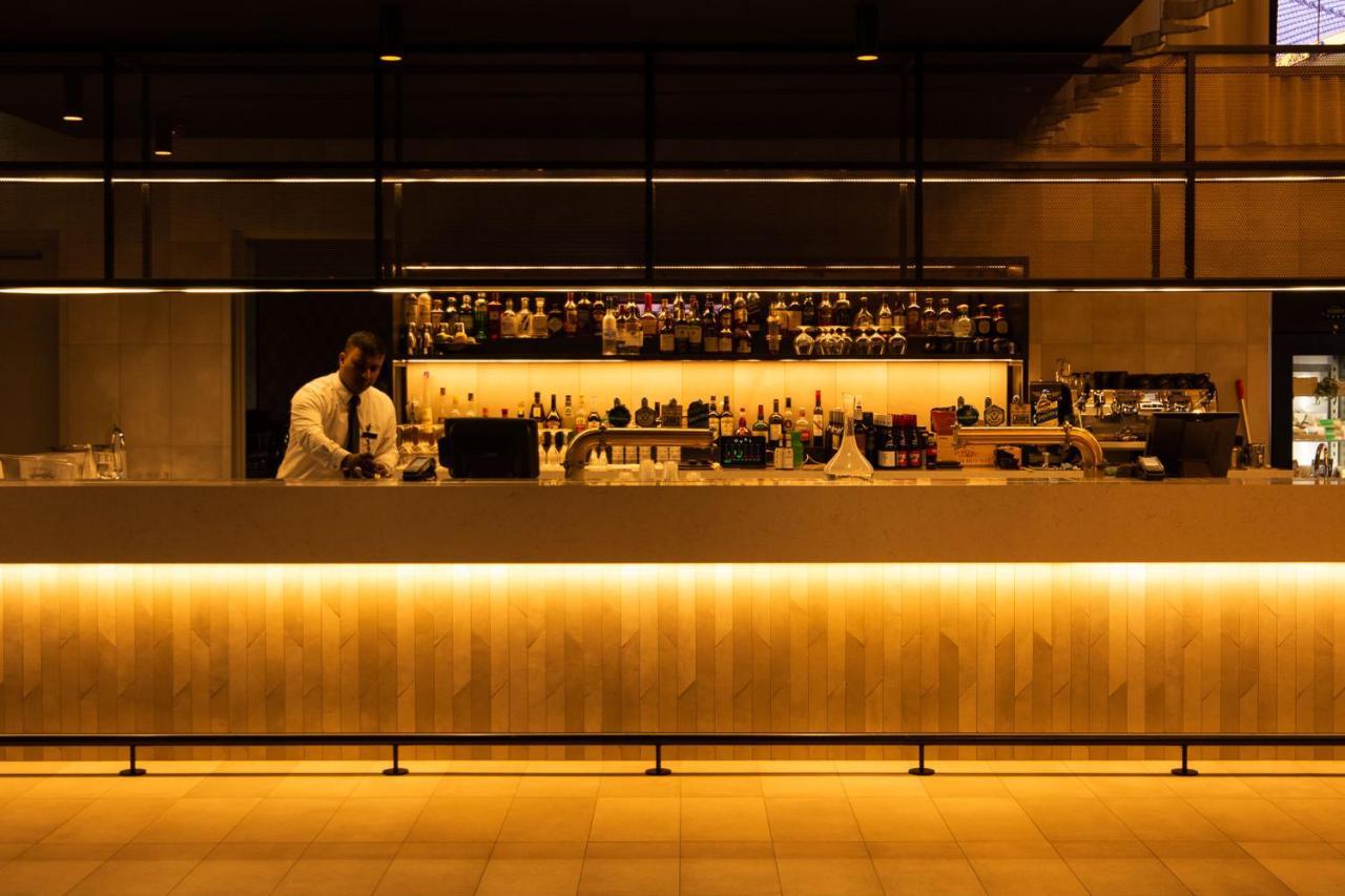 Oval Hotel At Adelaide Oval Dış mekan fotoğraf The bar at the National Theatre, London